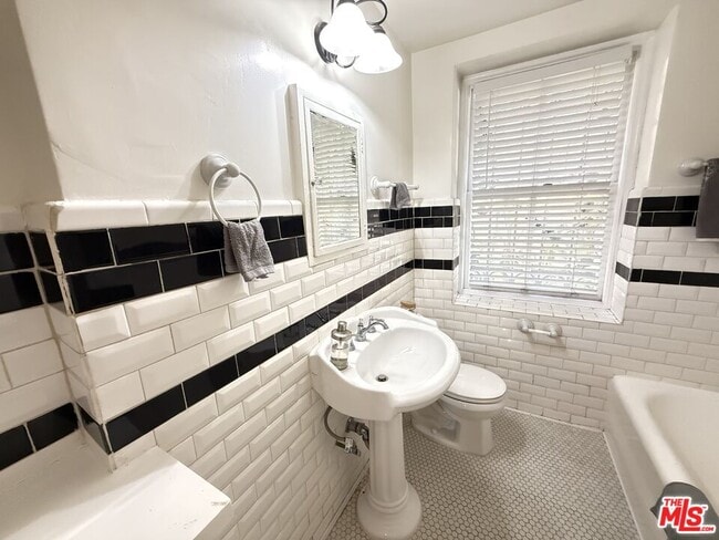 Building Photo - 640 S Bronson Ave