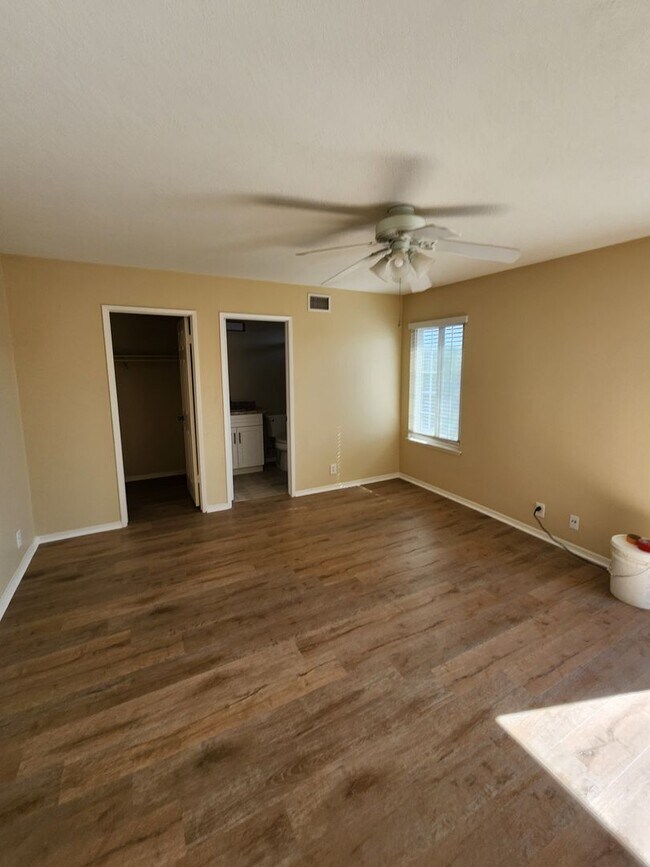 Building Photo - Spacious 3 Bedroom Lakeside Home