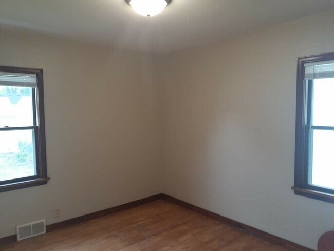 Building Photo - Freshly updated 3 Bed/1.5 Bath House- Robbinsdale- Available NOW!