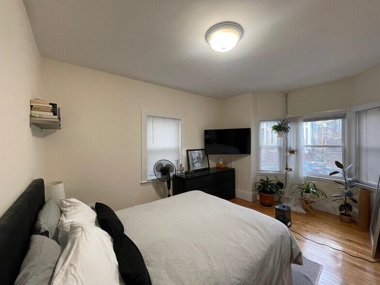 Building Photo - 21 Hall St