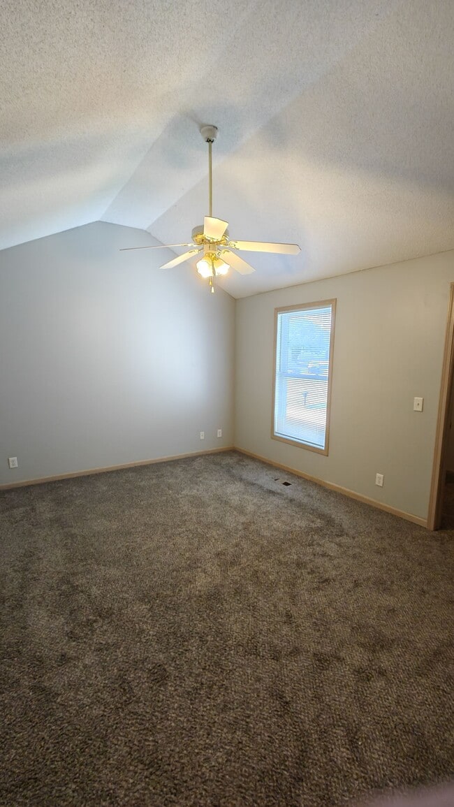 Building Photo - 10630 N Locust Ct