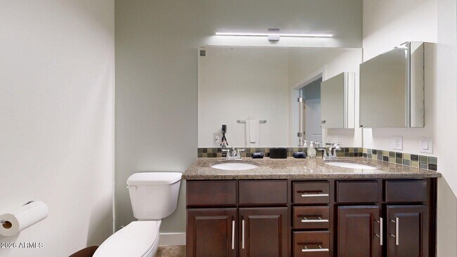 Building Photo - 945 E Playa Del Norte Dr