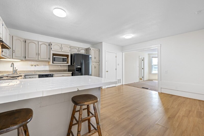 Building Photo - 98 Linwood St