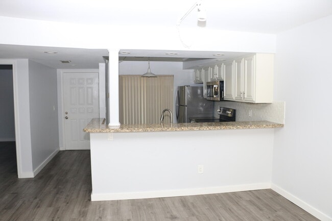 Building Photo - 400 Club Cir