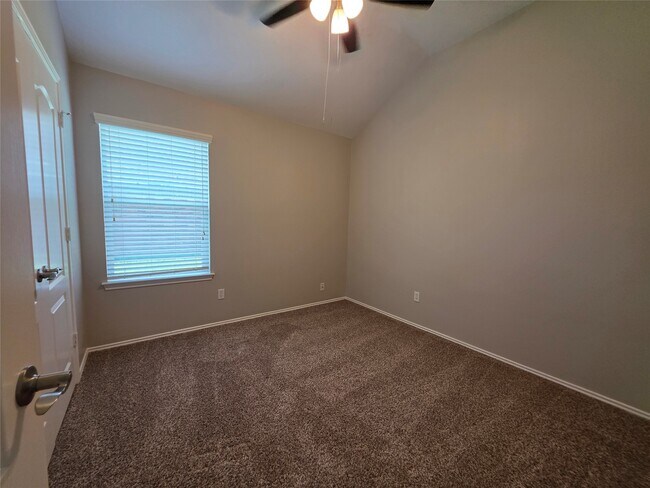 Building Photo - 2108 Goldfinch Ln
