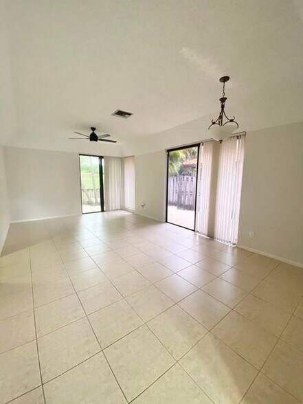 Building Photo - 5859 Fox Hollow Dr