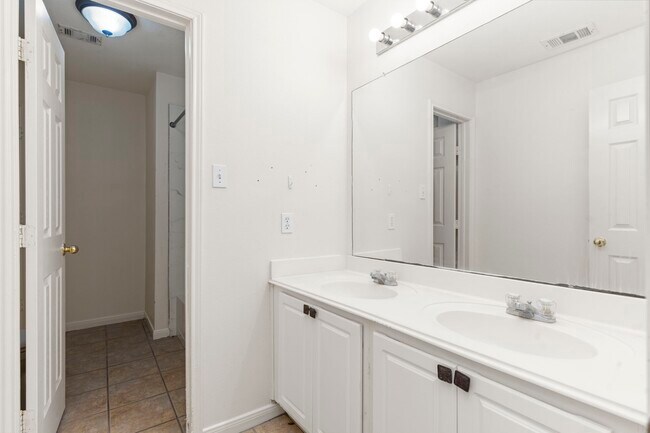 Building Photo - 10415 Courtley St