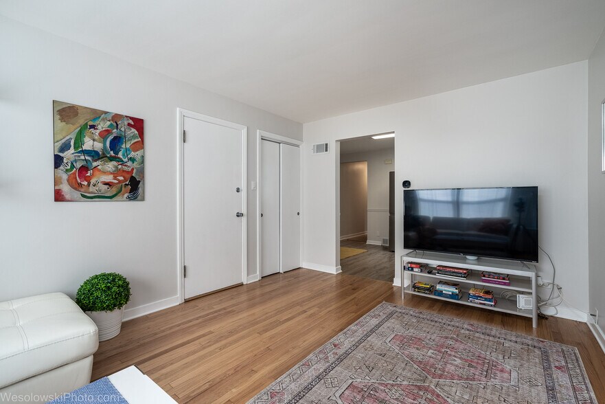 Fully Finished 1 or 2 bd, parking, balcony - 9003 Bronx Ave