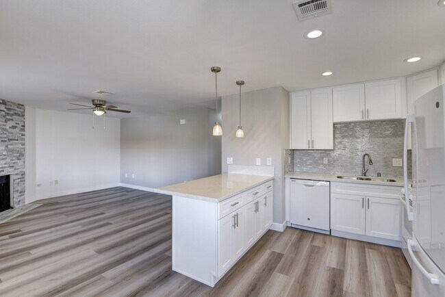 Building Photo - 853 Rock Springs Dr