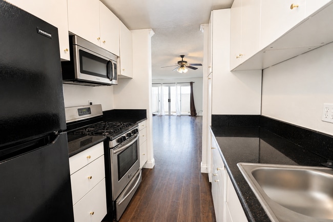 Building Photo - 2 Bedroom + 2 Bath Condo in Winnetka