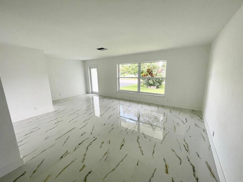 Building Photo - 6606 NW 95th Ave
