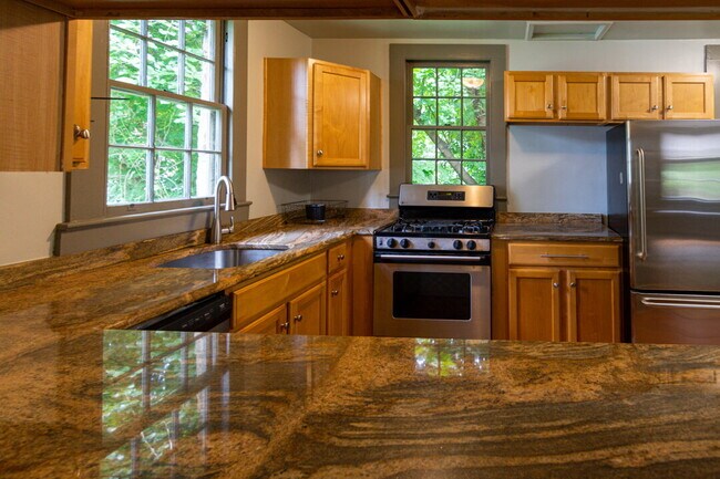 Building Photo - Inviting Stone Home for Rent – Walking Dis...