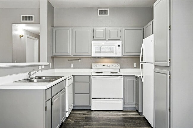 Building Photo - Immaculate Updated 2-Bedroom, 2-Bath Groun...