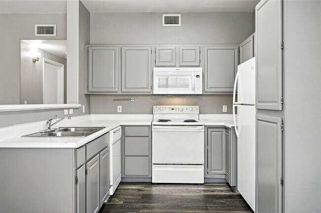 Building Photo - Immaculate Updated 2-Bedroom, 2-Bath Ground-Level Condo in Broomfield  - Miramonte Ranch