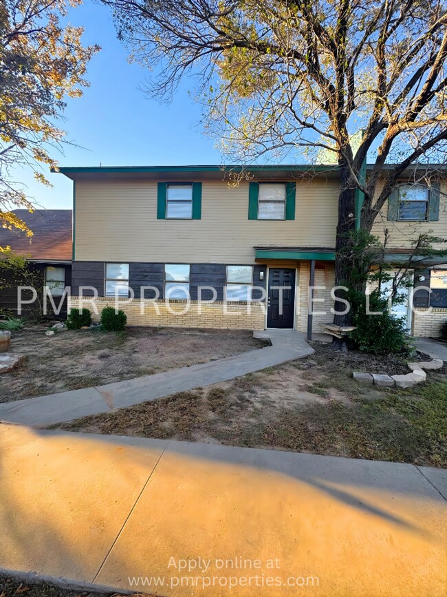 Primary Photo - 3 Bedrooms / 2 Bathrooms House