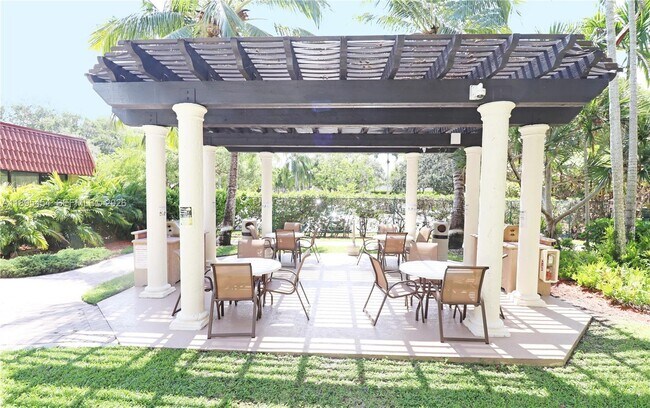 Building Photo - 9301 SW 92nd Ave