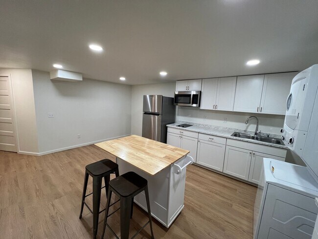 Building Photo - 841 Red Apple Rd