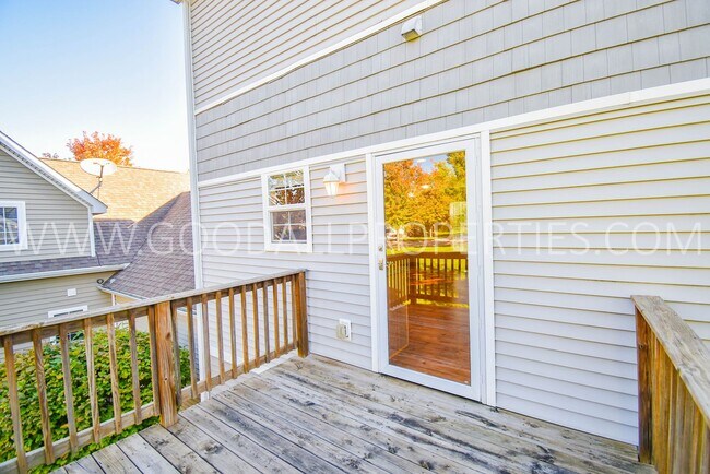 Building Photo - 2 Bedroom, 2 1/2 Bath Townhome in Urbandal...