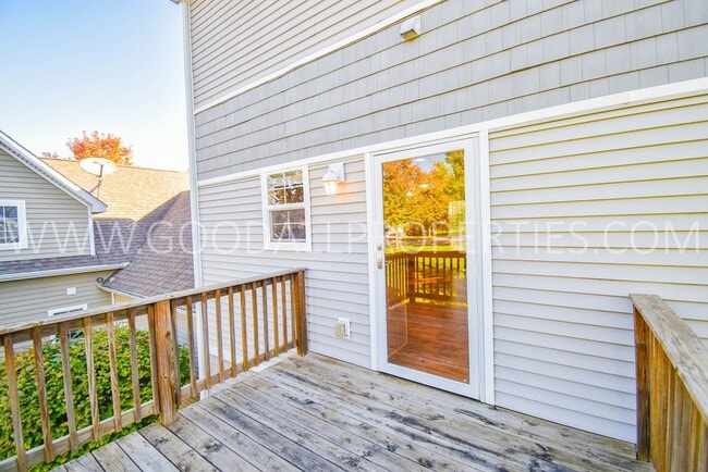 Building Photo - 2 Bedroom, 2 1/2 Bath Townhome in Urbandale!