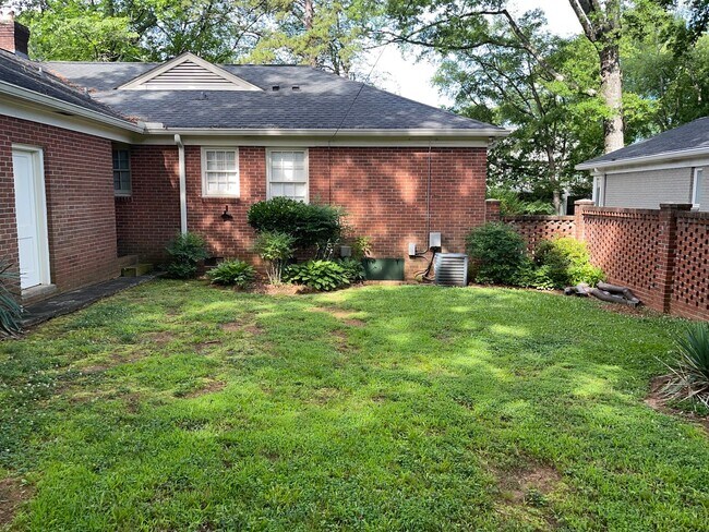 Building Photo - Myers Park 3 Bedrooms 2 Bathroom Duplex!