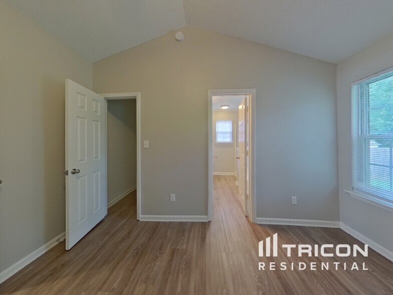 Building Photo - 1128 Summit Hills Dr