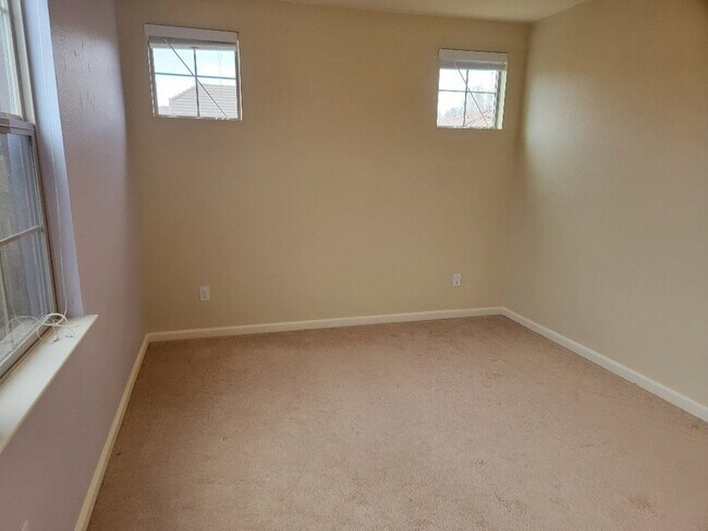 Building Photo - 3 Bedroom 3 bath house with a loft for rent in Folsom in the Parkway.  Solar & 240V Electric Car ...