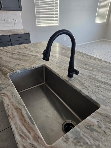 Building Photo - 646 W Calle Espadero