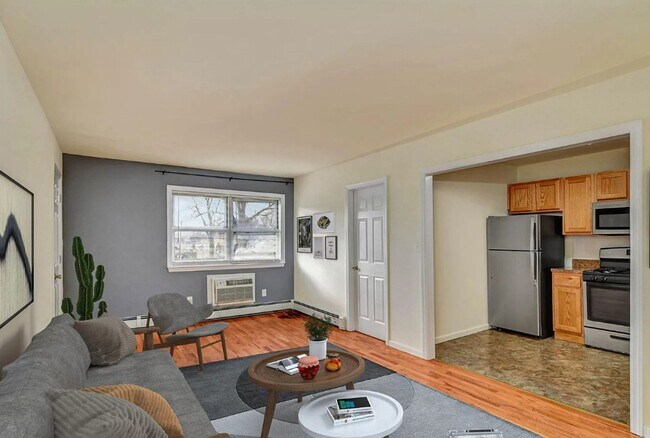 Building Photo - Renovated Apartment Available