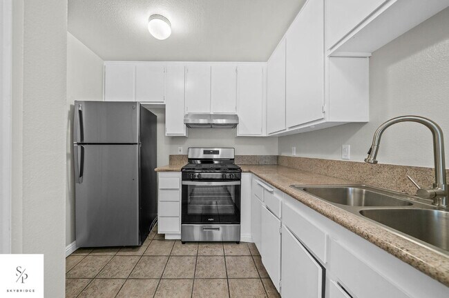 Building Photo - Charming 2-Bed Townhouse with Fireplace in Prime CA Location!