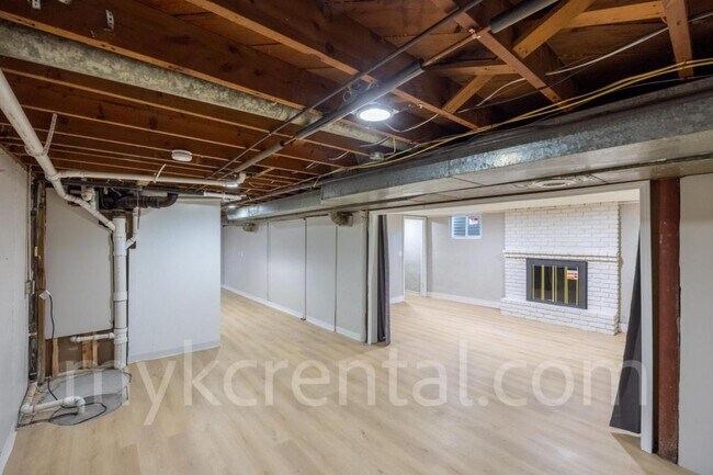Building Photo - 9108 W 95th St