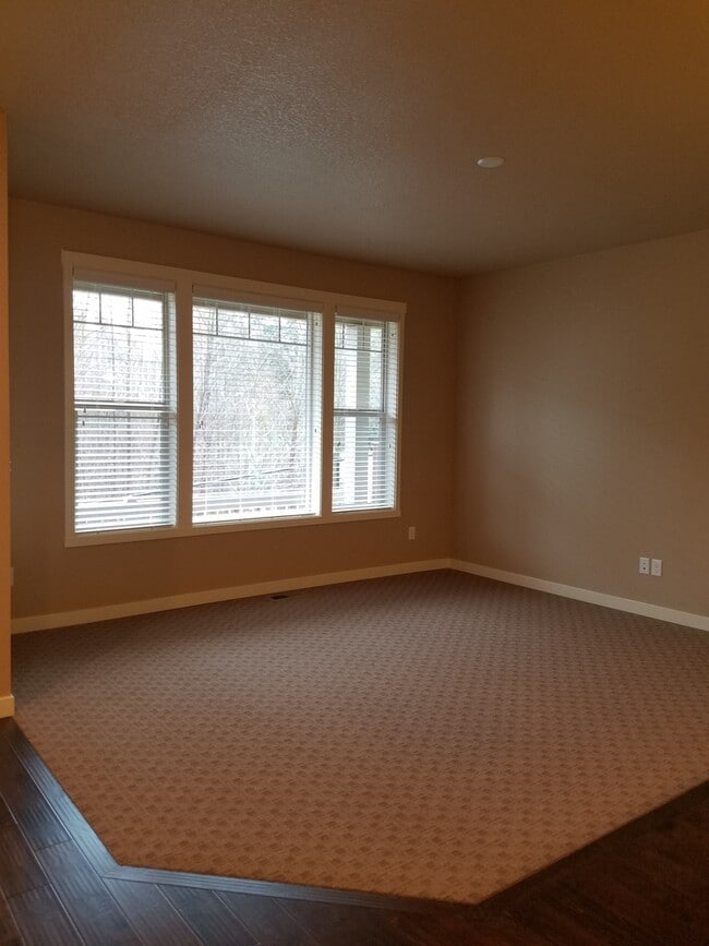 Building Photo - High end town home in perfect location