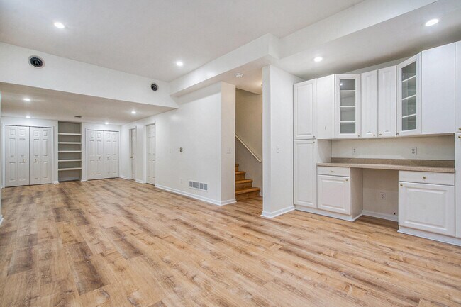 Building Photo - 5660 Versailles Ave