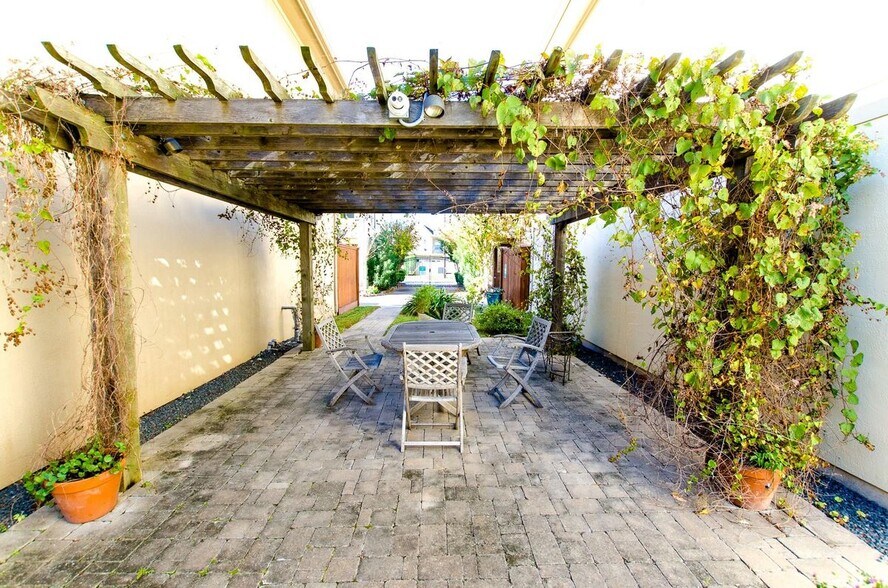 Building Photo - 308 Grove St