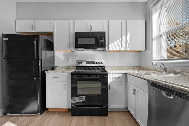 Building Photo - Coming SOON - PIGTOWN 2 Bedroom 2 Bathroom...