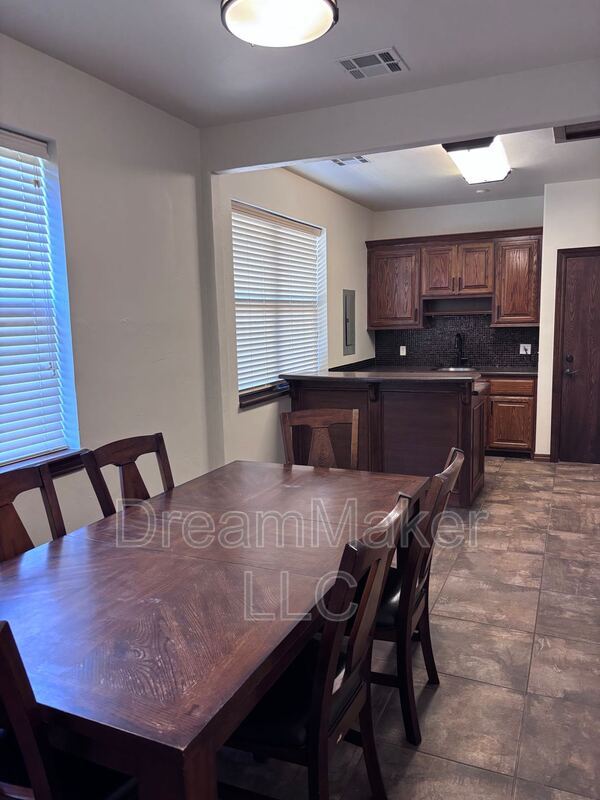 Building Photo - 2815 SE 44th St