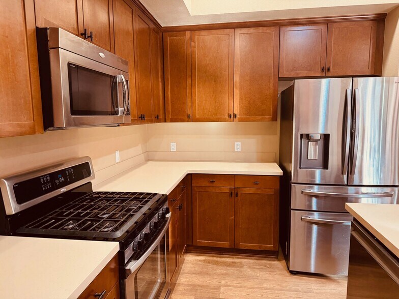 Fully-apportioned kitchen with new kitchen cabinet hardware - 13019 Park Pl