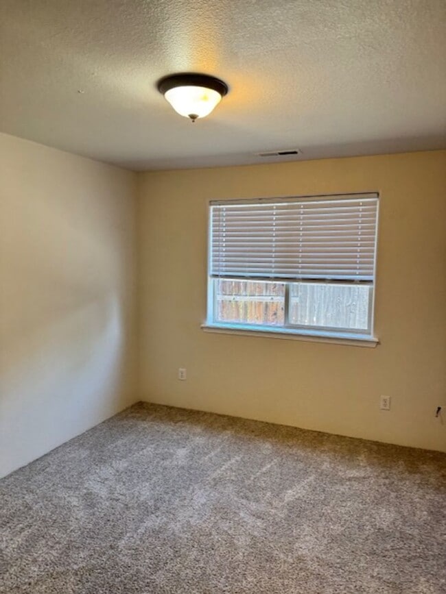 Building Photo - SPACIOUS 3 BEDROOM/ 2 BATH HOME WITH RV/BO...