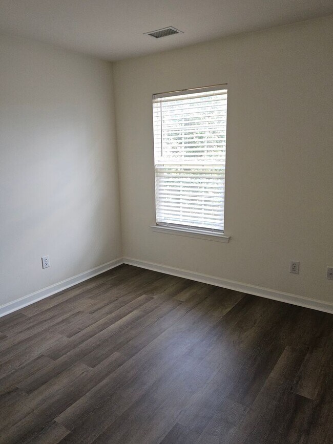 Building Photo - Beautiful Open Floor Plan with 4 Bedrooms