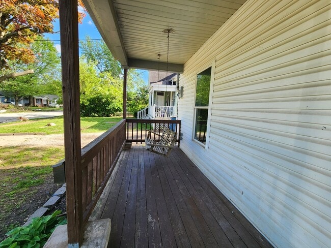 Building Photo - Spacious 3-Bedroom, 2-Bathroom Home AVAILA...