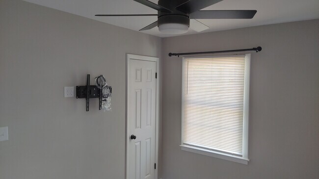 Building Photo - Room in House on Cricketeer Dr