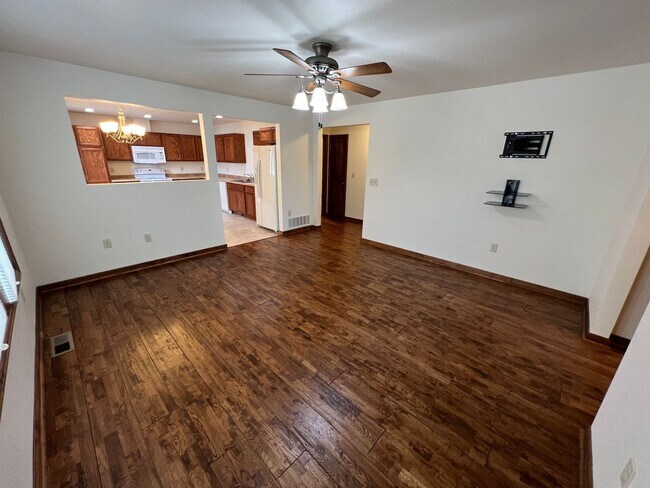 Building Photo - 409 S Broadway Ave