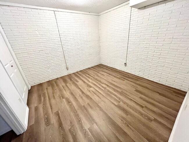 Building Photo - 1467 Valley View Dr