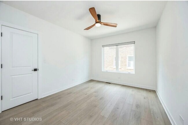 Building Photo - 823 N La Grange Rd