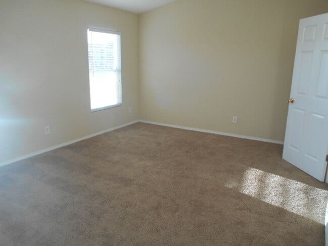 Building Photo - 3 bedroom, 3 bath townhome in Kiskadee Parke