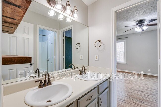 Building Photo - 479 Claircrest Dr