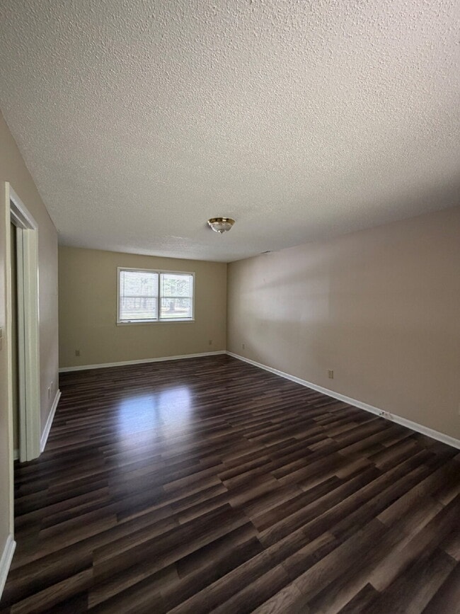 Building Photo - Immaculate 2 BR | 1 BA Apartment in Goldsboro *Water/Trash/Lawn Care Included!* Scott Hills Apts
