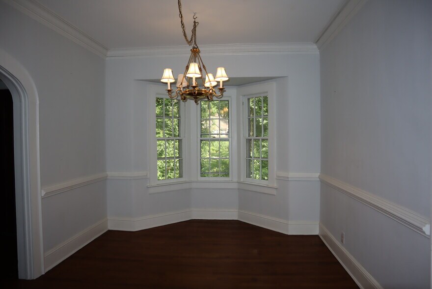Dining room - 444 Burlington Rd NE