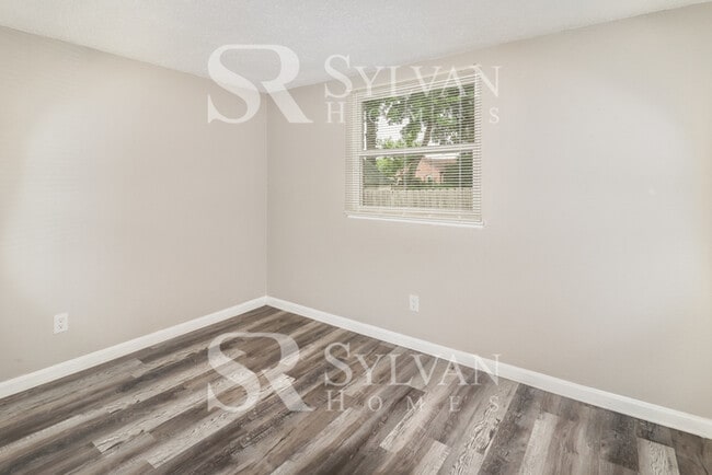 Building Photo - Charming 3BR 1.5BA Home