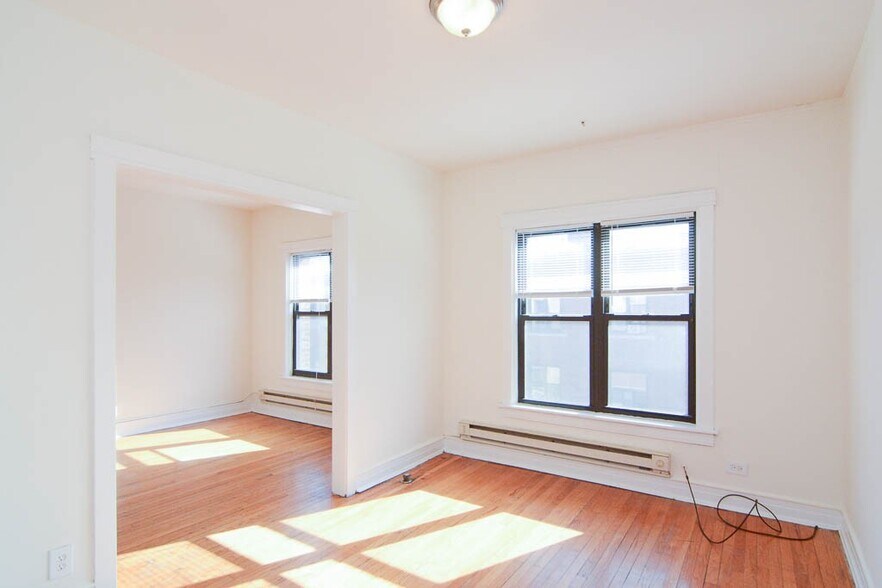 Building Photo - 832 W Waveland