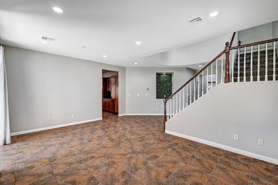 Building Photo - 8125 Chestnut Hollow Ave